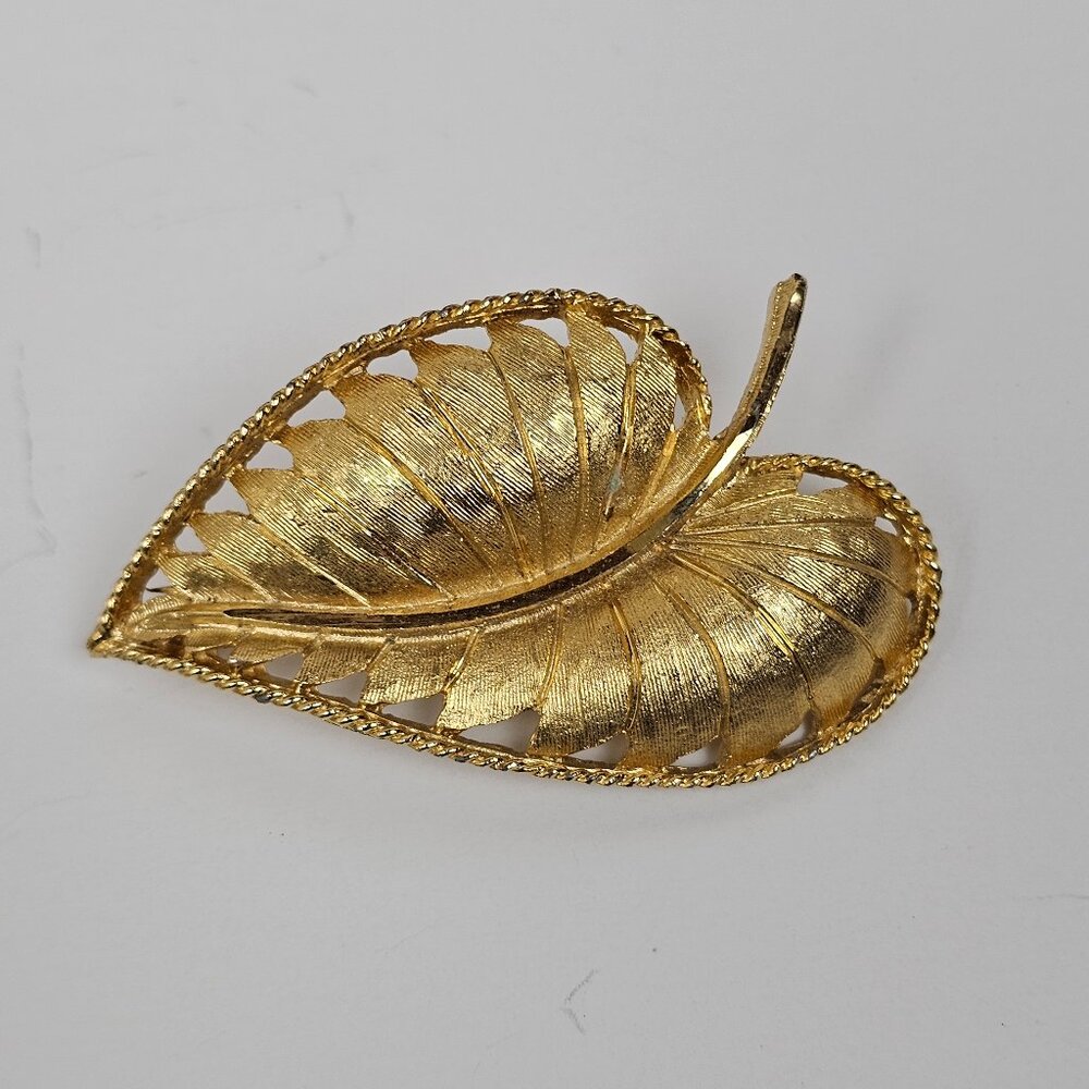 BSK Vintage Brooch Pin‎ Gold Tone Metal Leaf Textured Cutout Open Work Rope